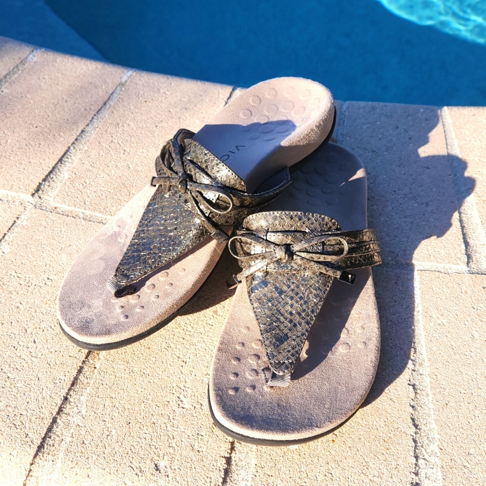 Vionic Amaya Sandal Pewter Silver Metallic Snake 8 Wide EUC Orthotic